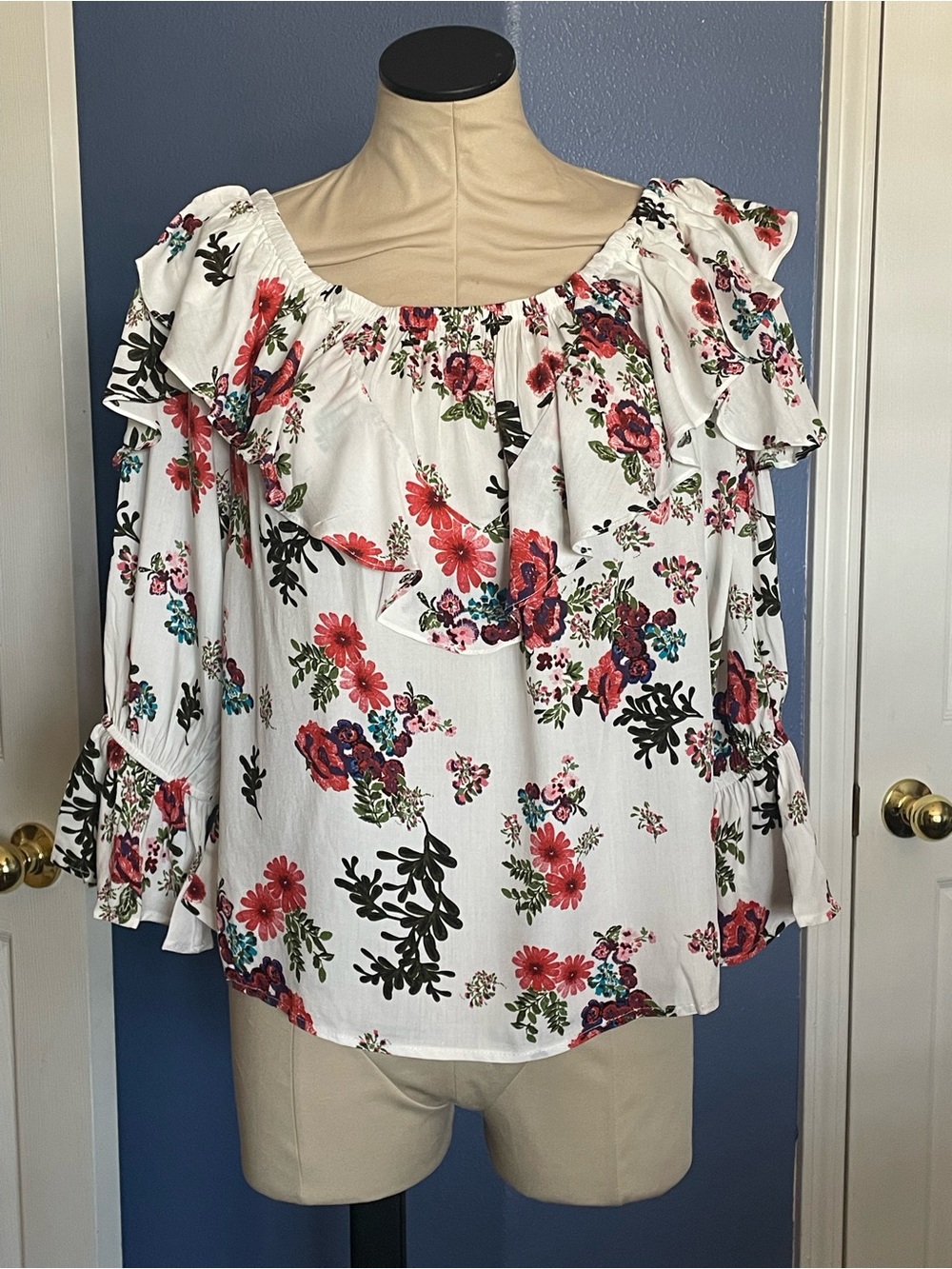Floral Off-the-shoulder Top - Picture 6 of 13